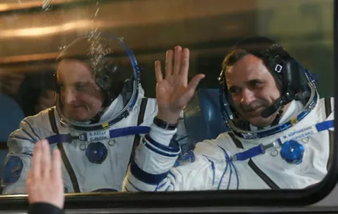 Vuelven a la Tierra los dos astronautas que llevan un año en el espacio