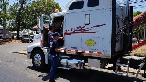 Bomberos de Veraguas inspeccionan transporte de carga peligrosa