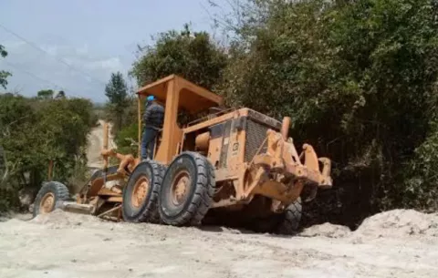 Residentes convierten un camino en carretera en Cerro Lino de Antón