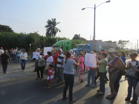 Cerraron la Interamericana para exigir puente vehicular en Penonomé