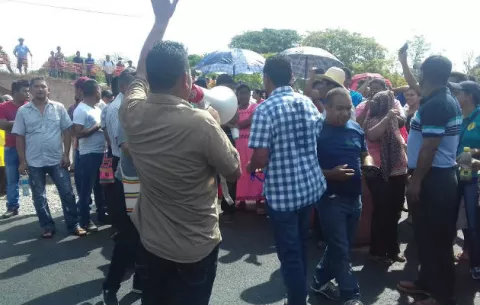 Moradores y docentes trancan la vía en San Juan para exigir carretera