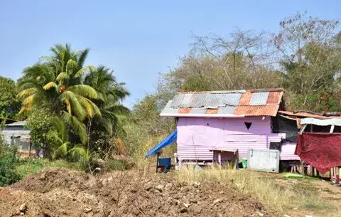 Conflicto entre autoridades y precaristas por limpieza de la zanja madre de Santiago
