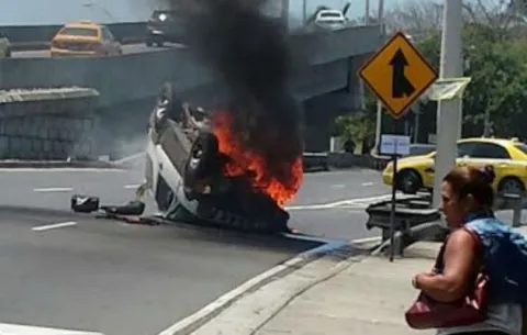 Se incendia auto en los 4 Altos de Colón 