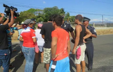 Cierran vía para evitar el paso de camiones en El Potrero