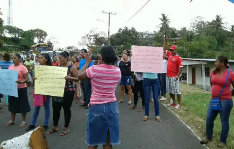 Protestan debido a que Meduca no les repara la escuela en Palmas Bellas