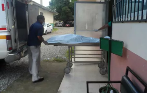 Estrangulan en su casa a señor de 85 años para robarle