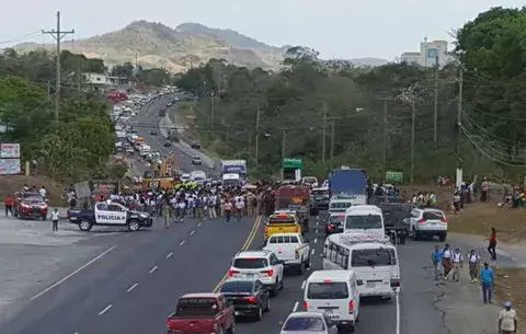 Estudiantes del IPT de Capira cierran la vía Interamericana