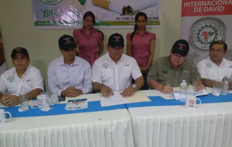 Prohíben fumar dentro de la Feria Internacional de David