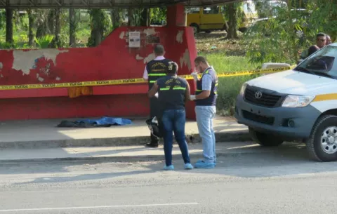 Mujer aborta en una caseta de buses en Colón
