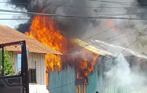 Dos familias pierden todo tras incendio en Finca 8 de Bocas del Toro
