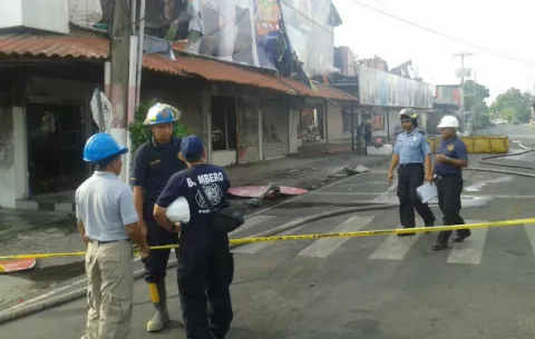 Humo impide investigación de incendio en Punto Mayorista