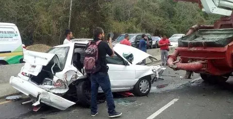 Colisión vía al puente de las Américas deja cinco heridos