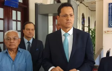Álvaro Alvarado presenta querella por calumnia e injuria 