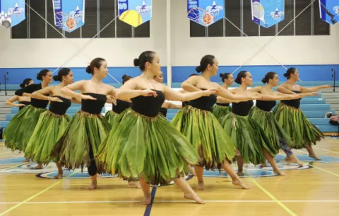 Bailarinas de hula evitan flor emblemática por enfermedad 