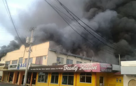 Incendio consume almacén Punto Mayorista en Santiago