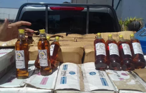 Decomisan 55 cajas  con botellas de miel en Guabalá