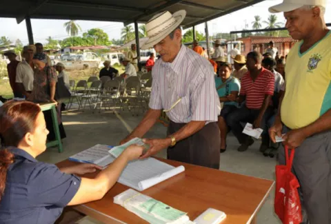 Adelantan pago a jubilados y pensionados 