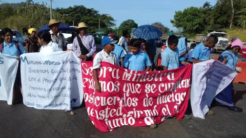 Cierran la Interamericana por malas condiciones en escuela de Peña Prieta