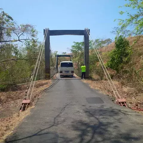 Transportistas y residentes exigen al MOP construcción de puente sobre río Grande
