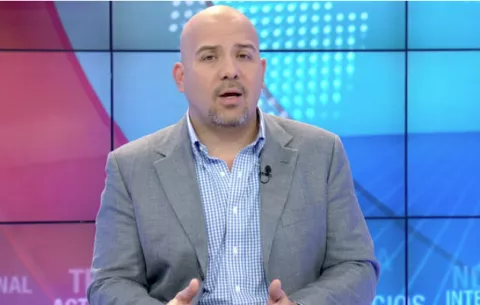 Varela desconoce la ley al asumir responsabilidad de ministro, Mirones