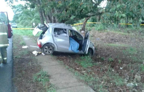 Mujer muere al chocar su auto contra un árbol en Chiriquí