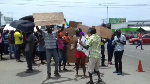 Africanos piden ayuda al ritmo de baile en la frontera