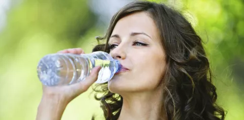 ¿Qué le pasa al cuerpo cuando dejas de beber agua?