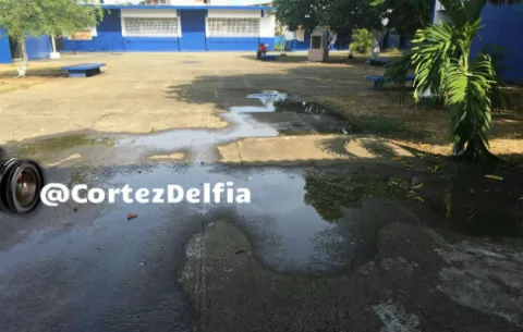 Cierran vía tras desborde de aguas servidas en escuela de Colón
