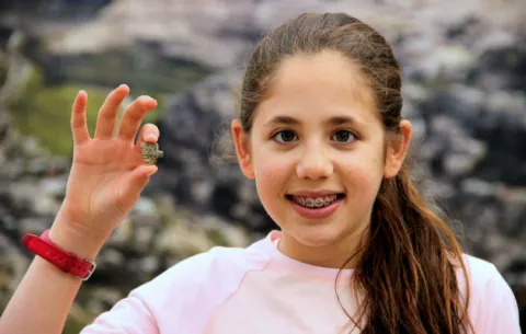 Niña israelí halla amuleto egipcio de época de los faraones