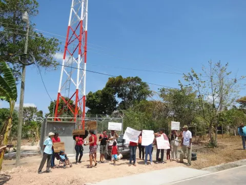 No quieren instalación de antena y salen a protestar
