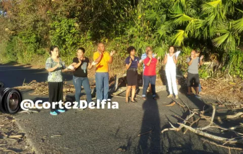 Cierran calle por temor a caída de árboles en Puerto Escondido