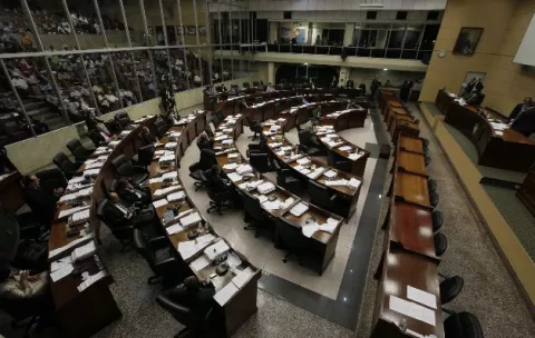 Tildan de mediocre debate sobre reformas a ley de contrataciones