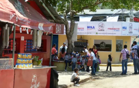 Decomisan alimentos vencidos a la venta en la Feria de Azuero