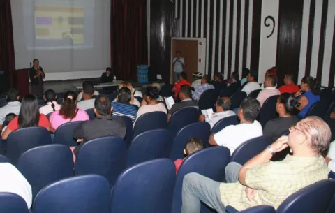 Buscan acercamiento con buhoneros para evitar venta de CDs piratas 