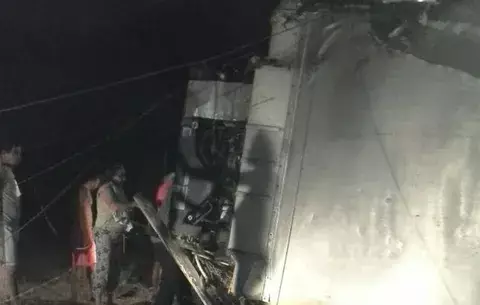 Muere hombre tras chocar y volcarse camión en Llano de Piedra en Macaracas