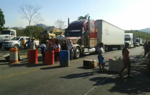 Exigen indemnizaciones de sus casas con cierre de vía