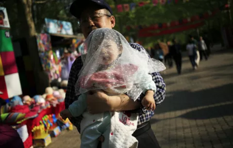 Una provincia del norte de China permite a algunas parejas tener tres hijos