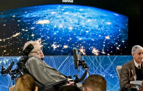 El físico Stephen Hawking en un nuevo intento por hallar vida extraterrestre