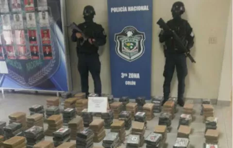 Decomisan 380 paquetes de supuesta cocaína y dinero
