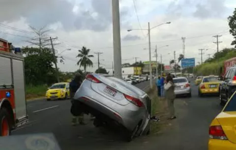 Conductor en Colón queda metido en cuneta