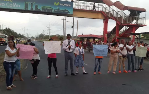 Cierran la Transístmica por posible clausura de colegio en Colón 