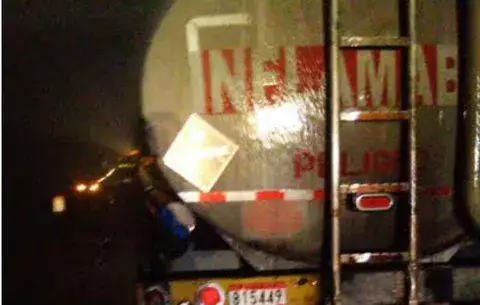 Controlan incendio de camión cargado de combustible