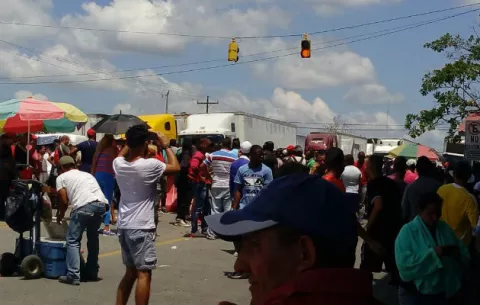 Cubanos varados protestan en Paso Canoas