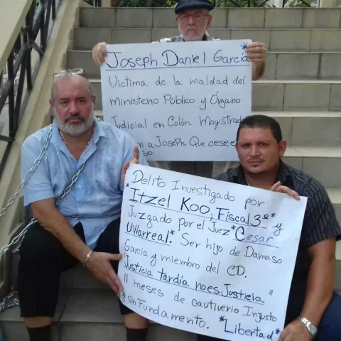 Exalcalde de Colón se encadena en escalinata de la CSJ para exigir justicia