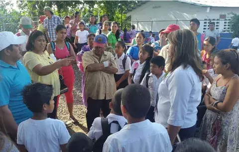 Denuncian a la directora de escuela en Finca 66 por supuesta agresión