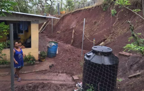Familias en peligro por deslizamientos de tierra