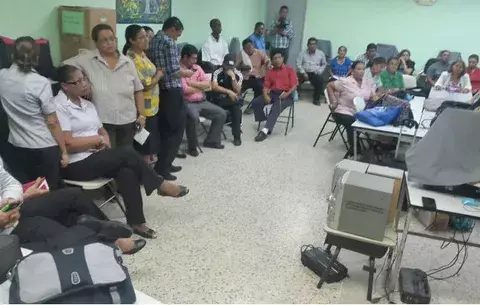 Dialogan sobre estudiante que amenazó con un arma a subdirectora