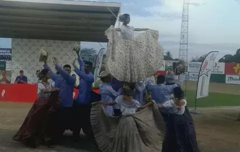 Santeños celebran orden de proceder del nuevo estadio 