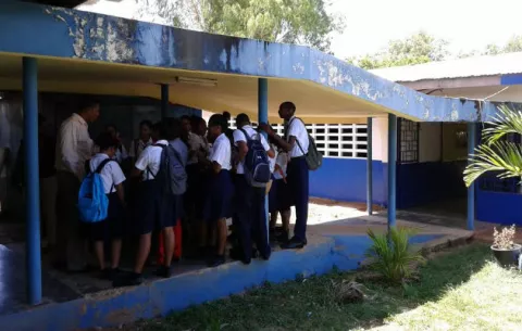Estudiantes pariteños no inician clases y exigen respuestas