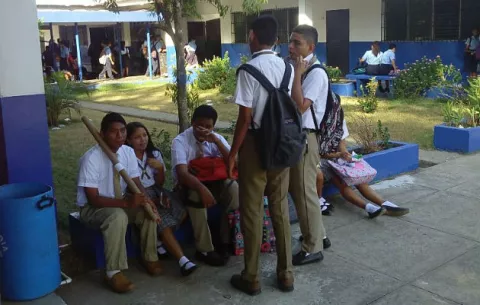 Padres de familia del colegio Victoriano Lorenzo  amenazan con cerrar la interamericana